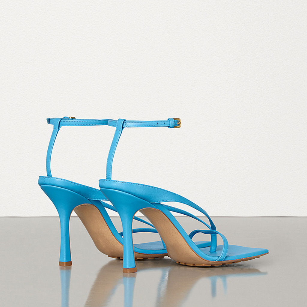 Verführerische Sandalen mit Zehensteg und quadratischer Zehenpartie aus Kunstleder mit Stilettoabsatz - Himmelblau