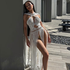 Robe longue sexy en macramé avec détails métalliques et col haut, découpes, dos nu, à franges transparentes