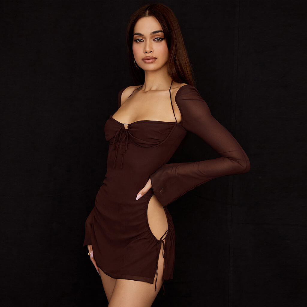 Sexy Neckholder-Minikleid mit Cut-Outs und langen Ärmeln aus Netzstoff zum Selbstbinden - Kaffee