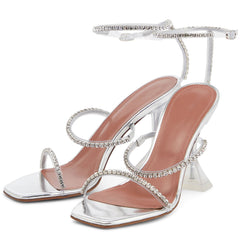 Sandalen mit Martini-Absatz und Knöchelriemen aus transparentem PVC mit glänzendem Kristall und quadratischer Zehenpartie - Silber