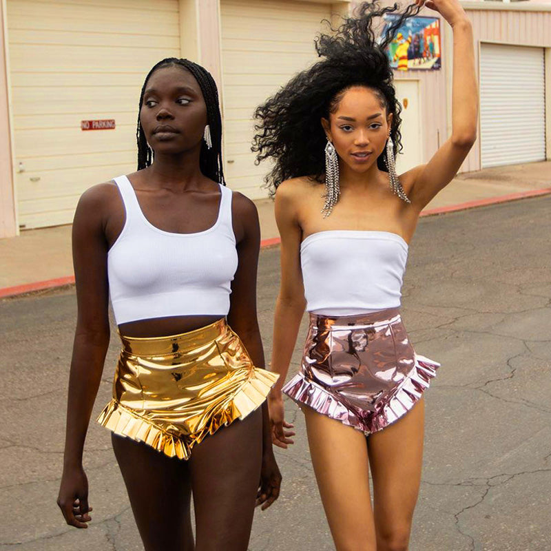 Short taille haute en cuir vegan avec bordure à volants brillants