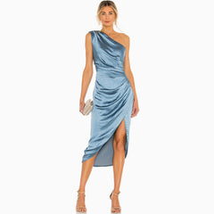 Robe de cocktail mi-longue en satin soyeux à une épaule et à fronces - Bleu