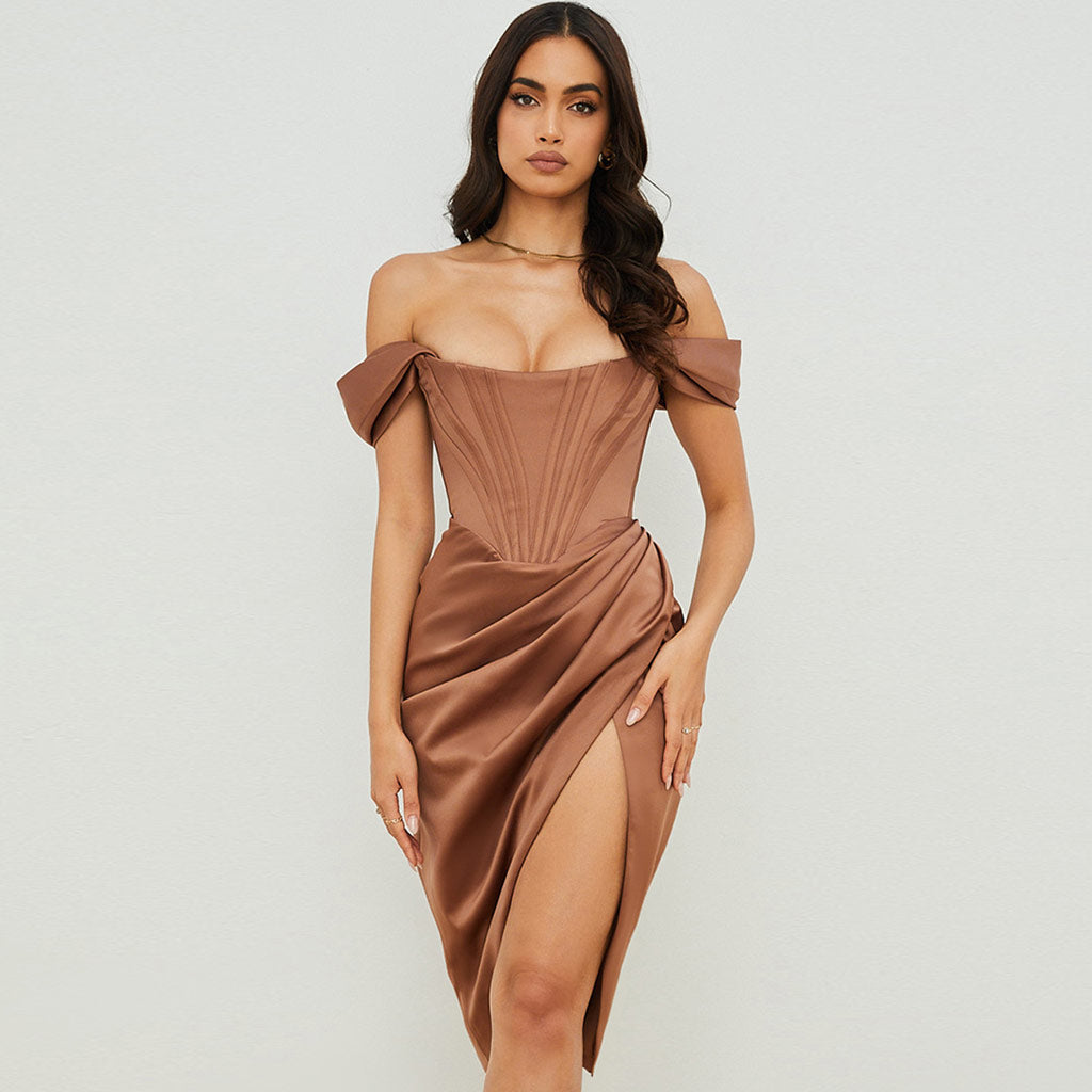 Robe mi-longue en satin soyeux à épaules dénudées et fente haute avec corset drapé - Café