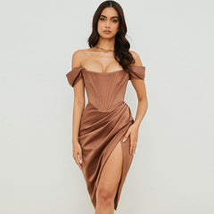 Robe mi-longue en satin soyeux à épaules dénudées et fente haute avec corset drapé - Café