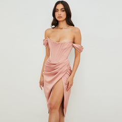 Robe mi-longue en satin soyeux à épaules dénudées et fente haute avec corset drapé - Rose