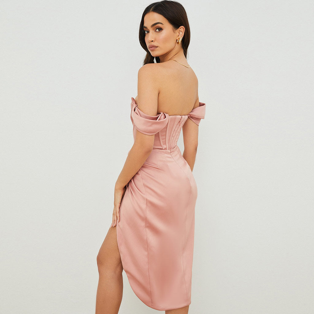 Robe mi-longue en satin soyeux à épaules dénudées et fente haute avec corset drapé - Rose