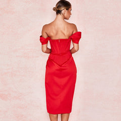 Robe mi-longue en satin soyeux à épaules dénudées et fente haute avec corset drapé - Rouge