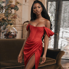 Robe mi-longue en satin soyeux à épaules dénudées et fente haute avec corset drapé - Rouge