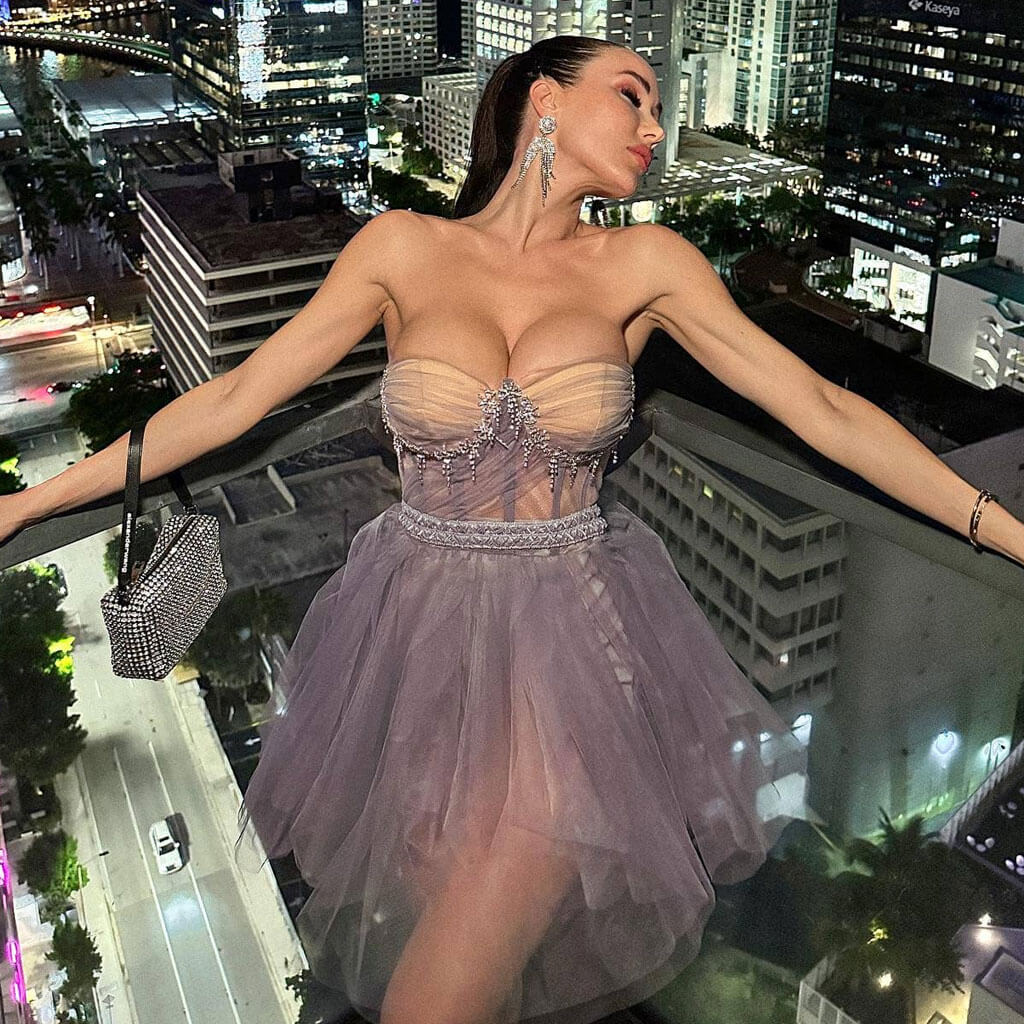 Robe mini en tulle semi-transparente à nœud papillon scintillant et cristaux, sans bretelles