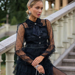 Robe longue à volants en tulle à pois avec col en nœud en cristal scintillant et manches évêque