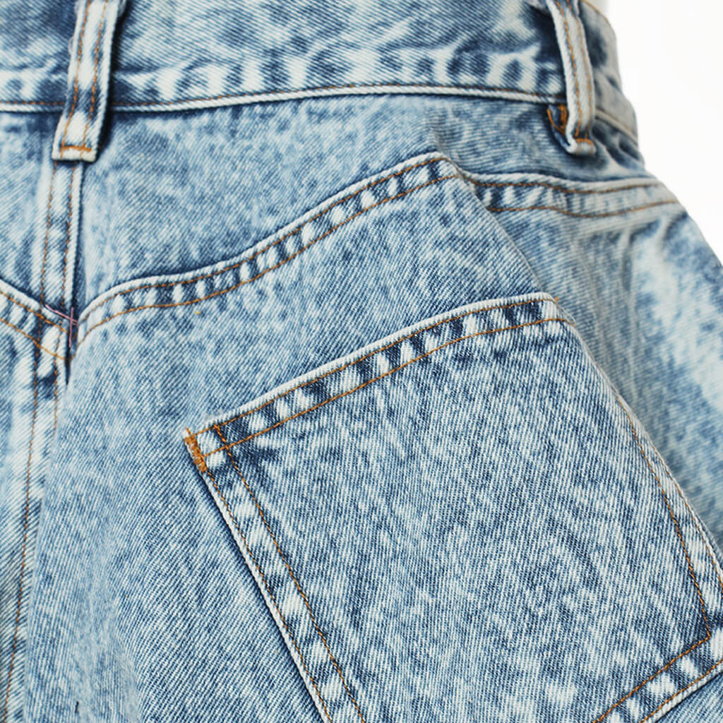 Glitzernde Jeansshorts mit Fransen und hoher Taille, Rüschen und weitem Bein