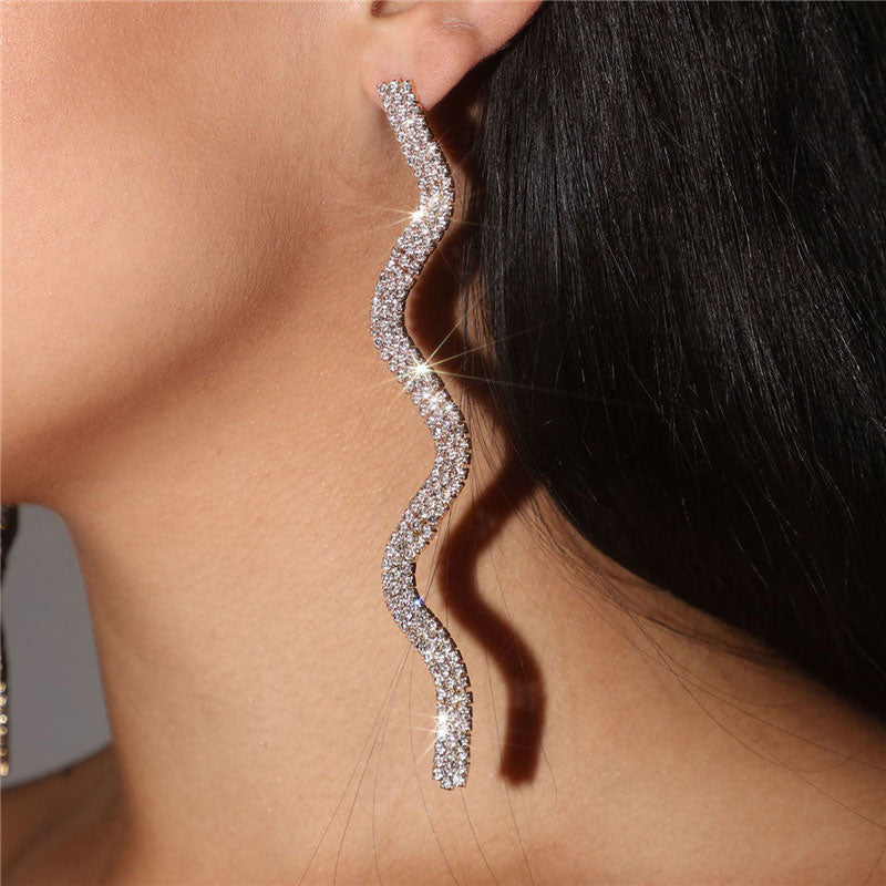 Boucles d'oreilles longues à pendants ondulés et scintillants ornés de strass linéaires - Argent