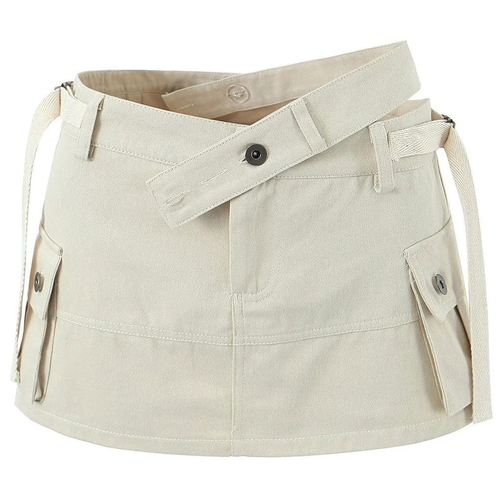 Asymmetrischer Mini-Skort im Streetstyle mit Riemchen, einfarbiger Cargotasche und Nieten