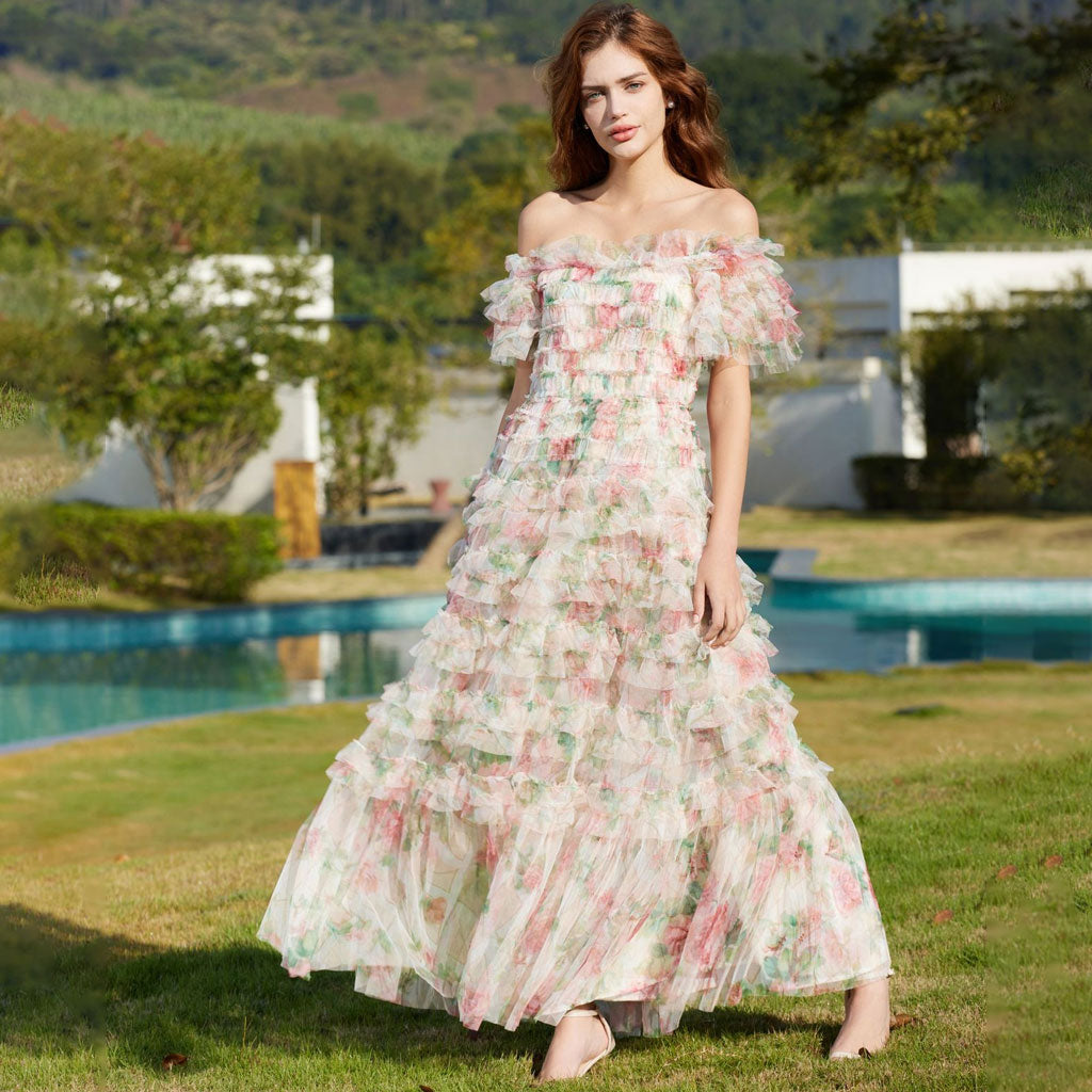 Robe longue en tulle à volants et à épaules dénudées et manches courtes à imprimé floral