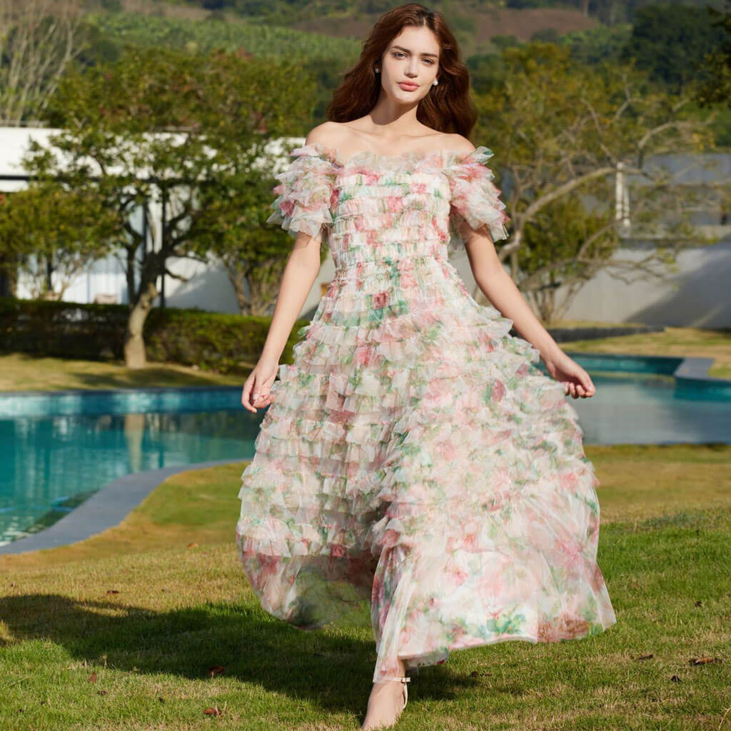 Robe longue en tulle à volants et à épaules dénudées et manches courtes à imprimé floral