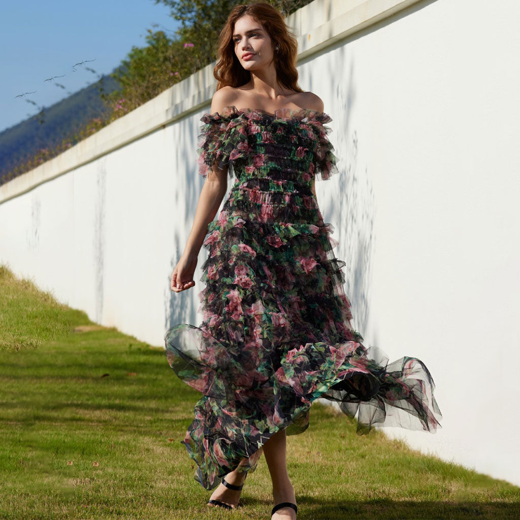 Robe longue en tulle à volants et à épaules dénudées et manches courtes à imprimé floral