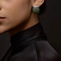 THE HOURS Quiet Luxury Ohrstecker mit Smaragd-Jade, rhodiniert