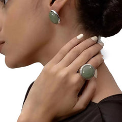 THE HOURS Quiet Luxury Ohrstecker mit Smaragd-Jade, rhodiniert