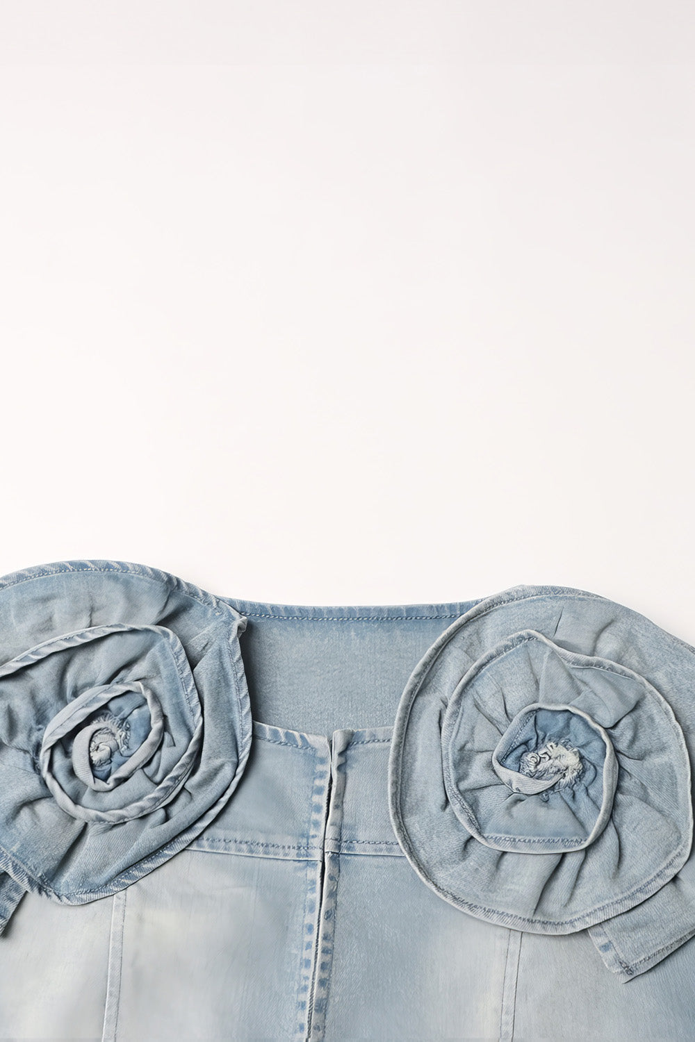 Kurze Jeansjacke mit Blumen - Blau