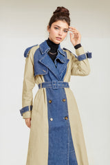 Zweireihiger Trenchcoat mit Denim-Einsätzen - Braun