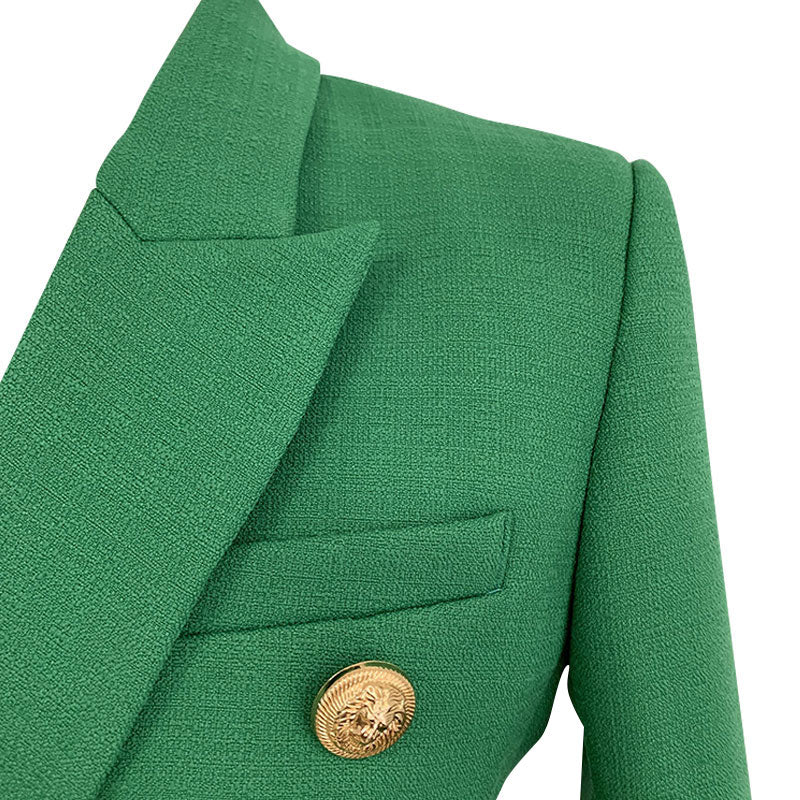 Maßgeschneiderter zweireihiger Leinenblazer mit leuchtend goldenen Knopfdetails und steigendem Revers