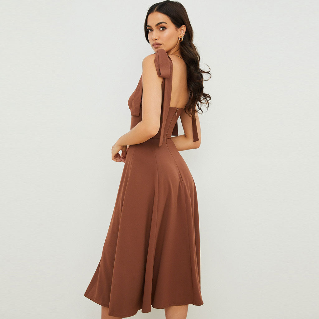 Vintage Fit &amp; Flare Midi-Sommerkleid mit hohem Schlitz und Fliege - Kaffee