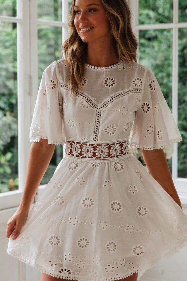 Robe courte ajourée en dentelle florale