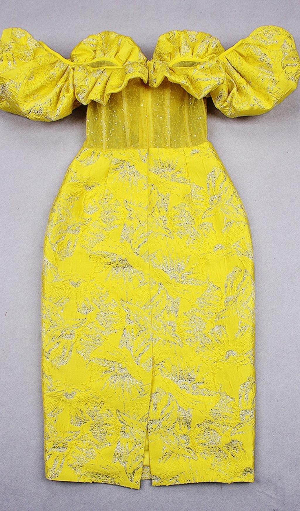 Robe moulante mi-longue plissée jaune à épaules dénudées 