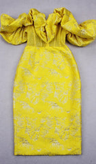 Robe moulante mi-longue plissée jaune à épaules dénudées 