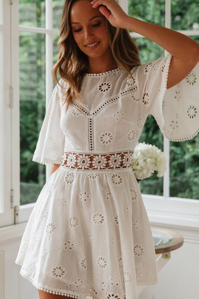 Robe courte ajourée en dentelle florale