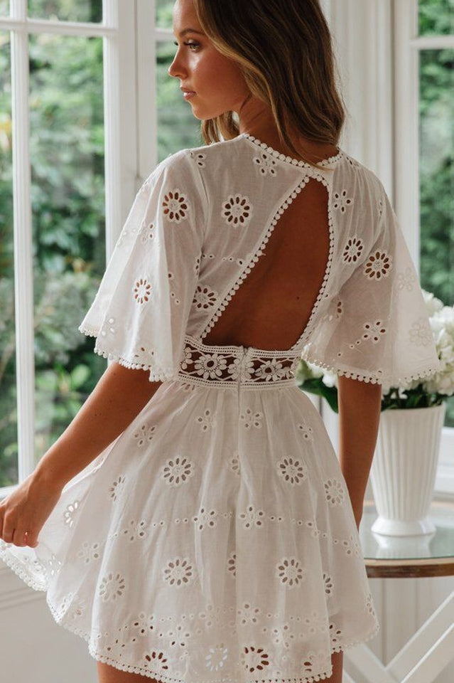 Robe courte ajourée en dentelle florale