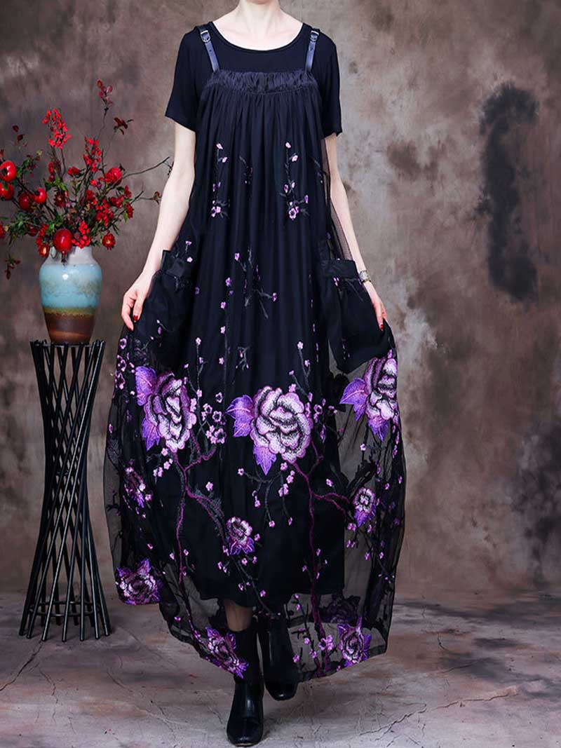 Voici une robe salopette longue à imprimé floral