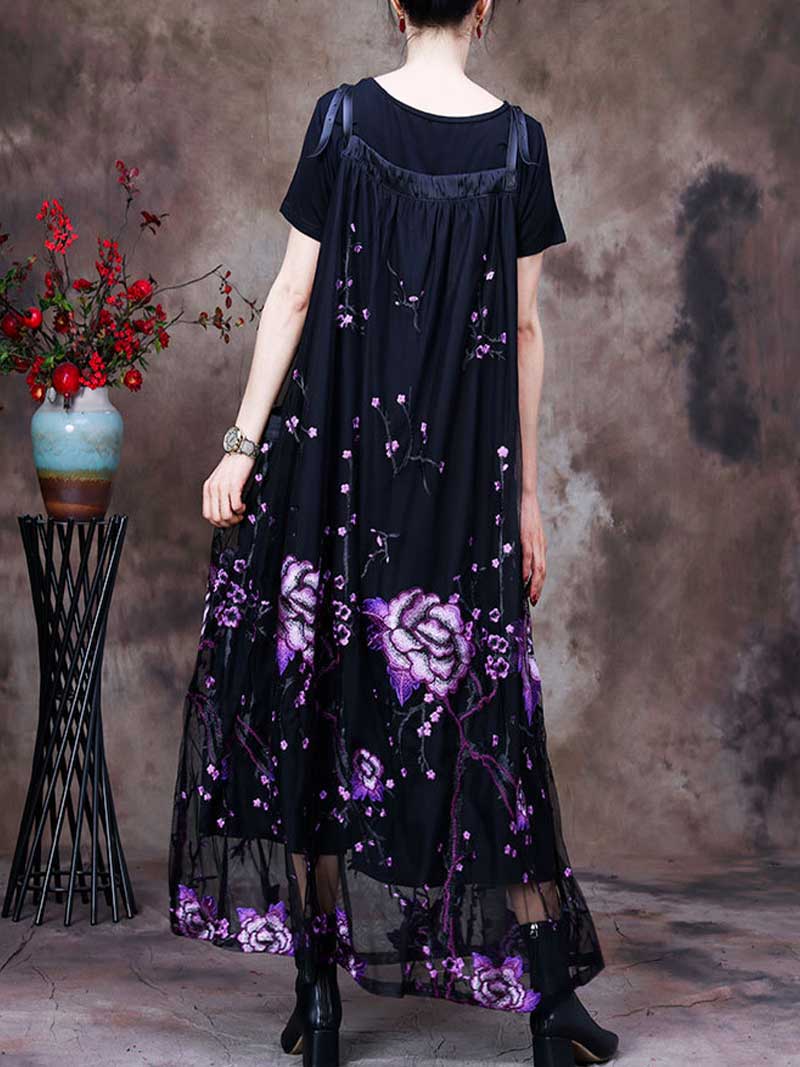 Voici une robe salopette longue à imprimé floral