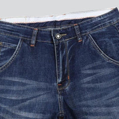 Herrenjeans mit Whiskers-Effekt und mittlerer Waschung