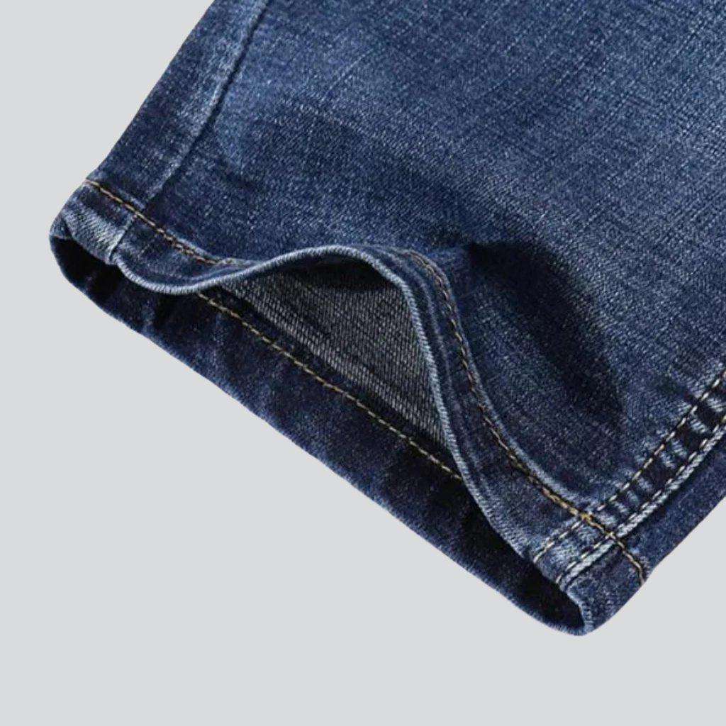 Herrenjeans mit Whiskers-Effekt und mittlerer Waschung