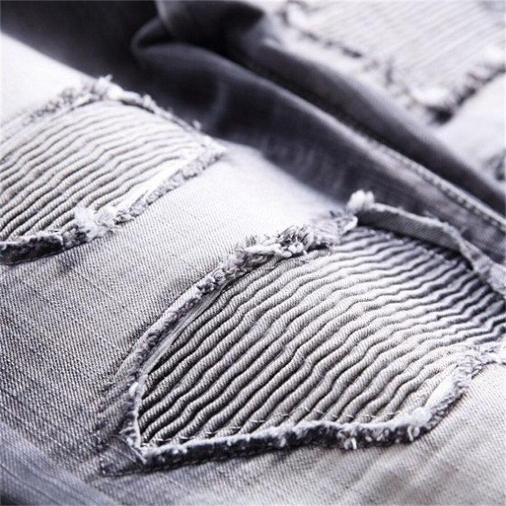 Graue Herrenjeans im Knitter-Patchwork