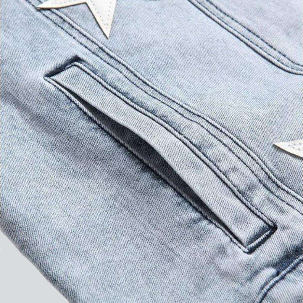 Leichte Jeansjacke mit weißen Sternen