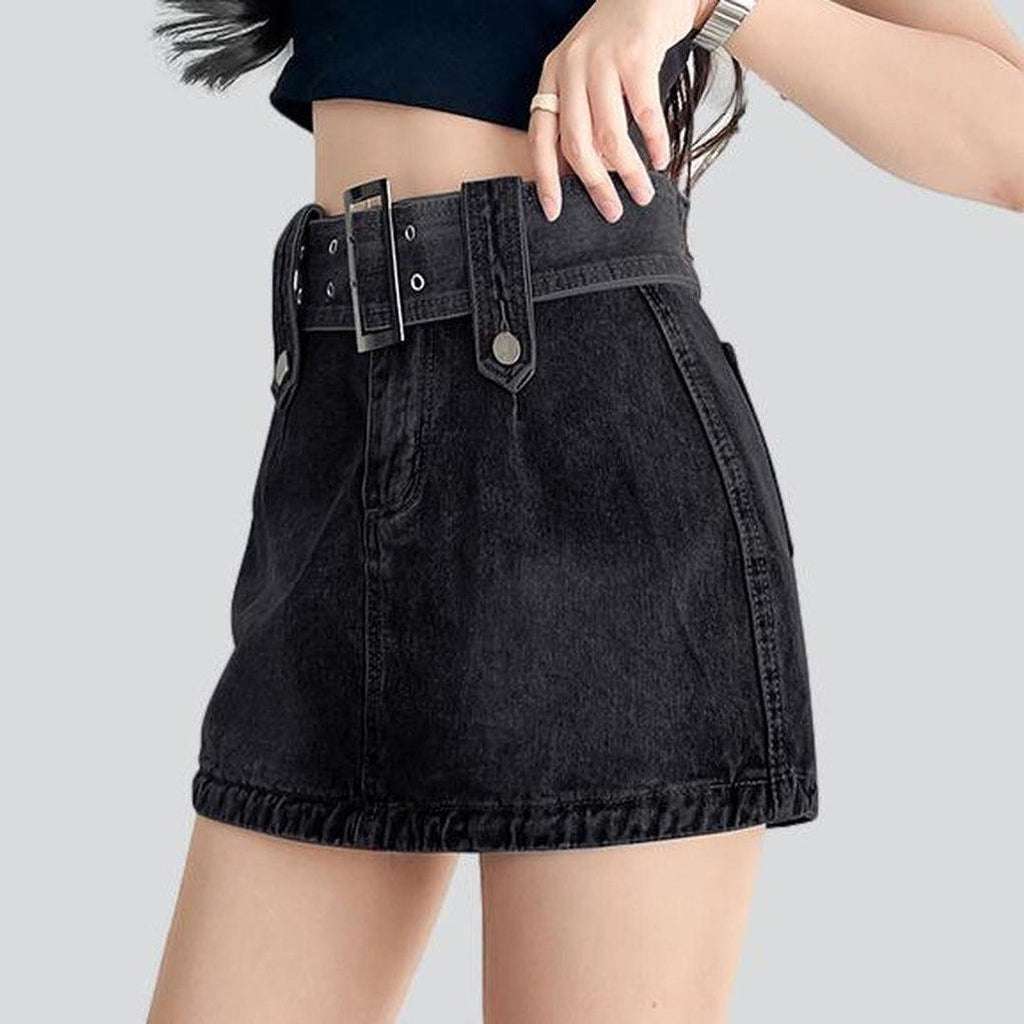 Mini-Jeansrock mit breitem Gürtel