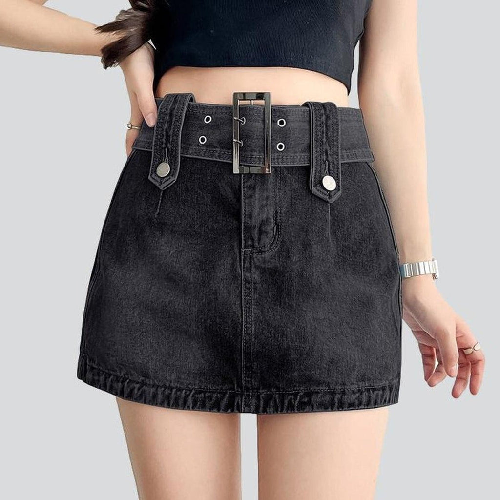 Mini-Jeansrock mit breitem Gürtel