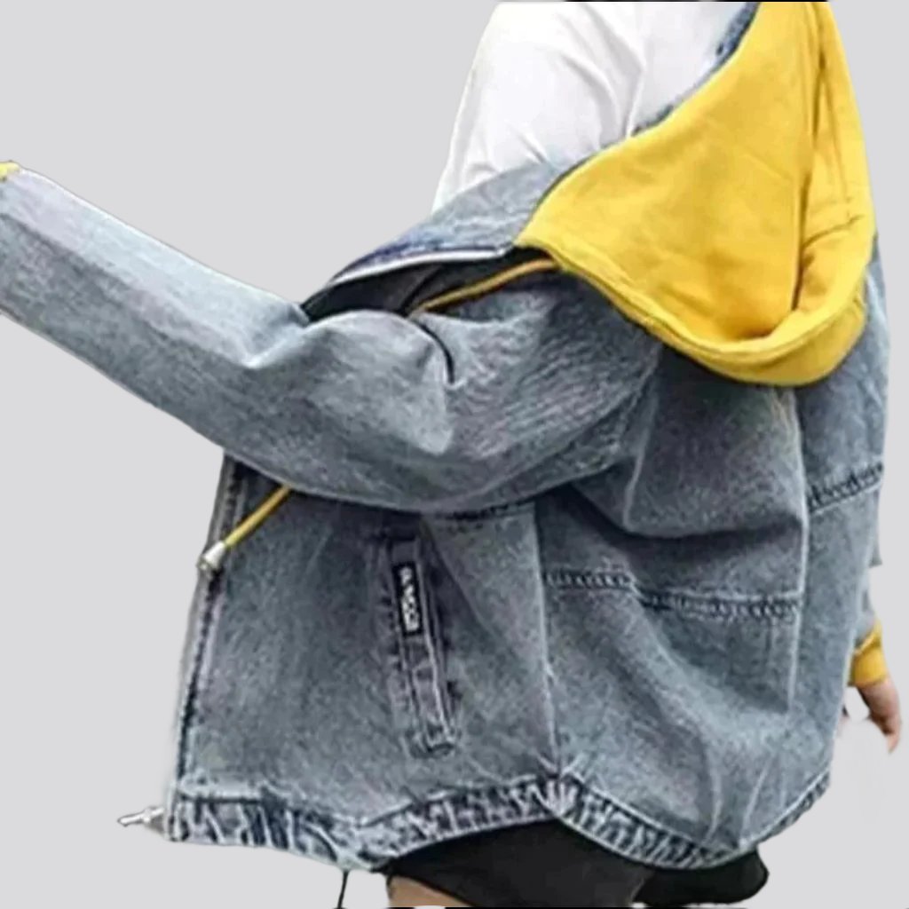 Veste en jean brodée à capuche jaune