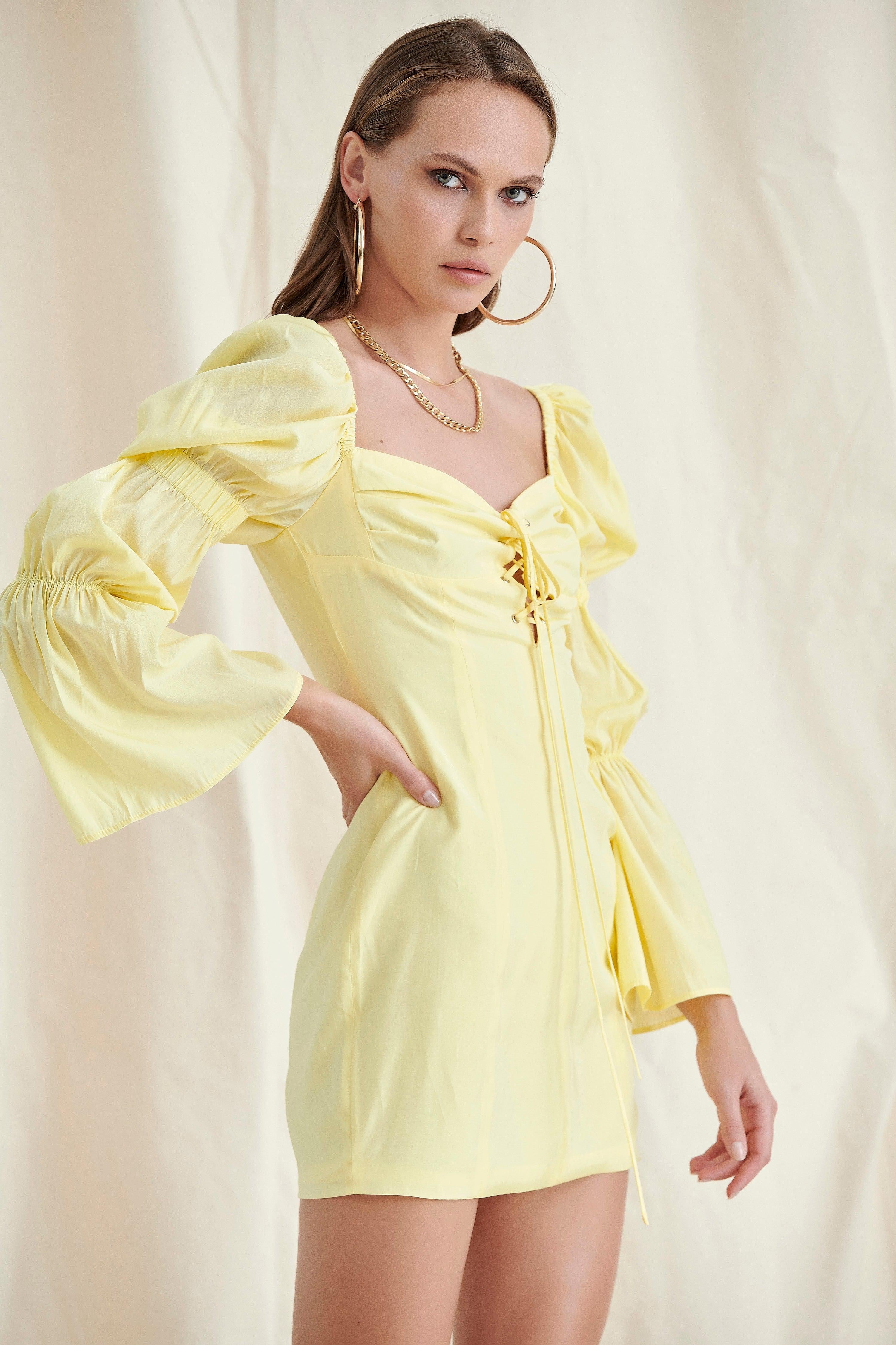 Mini-robe jaune à lacets et manches bouffantes