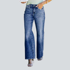 Damenjeans mit weitem Bein und Whiskers