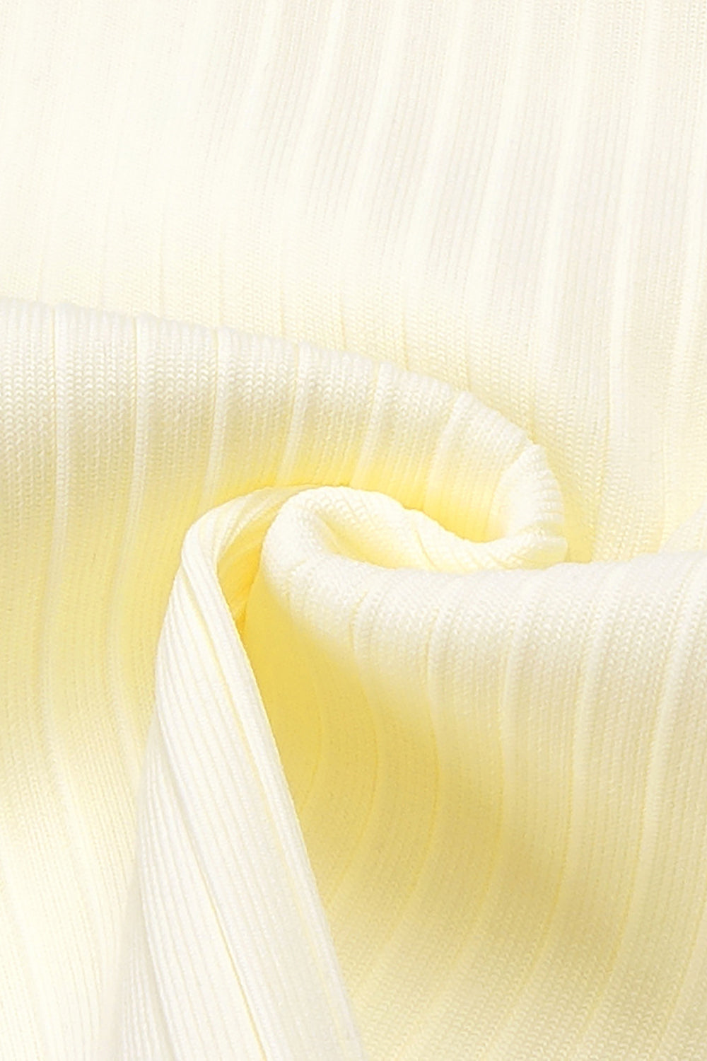 Robe longue jaune à manches longues et col montant avec plumes