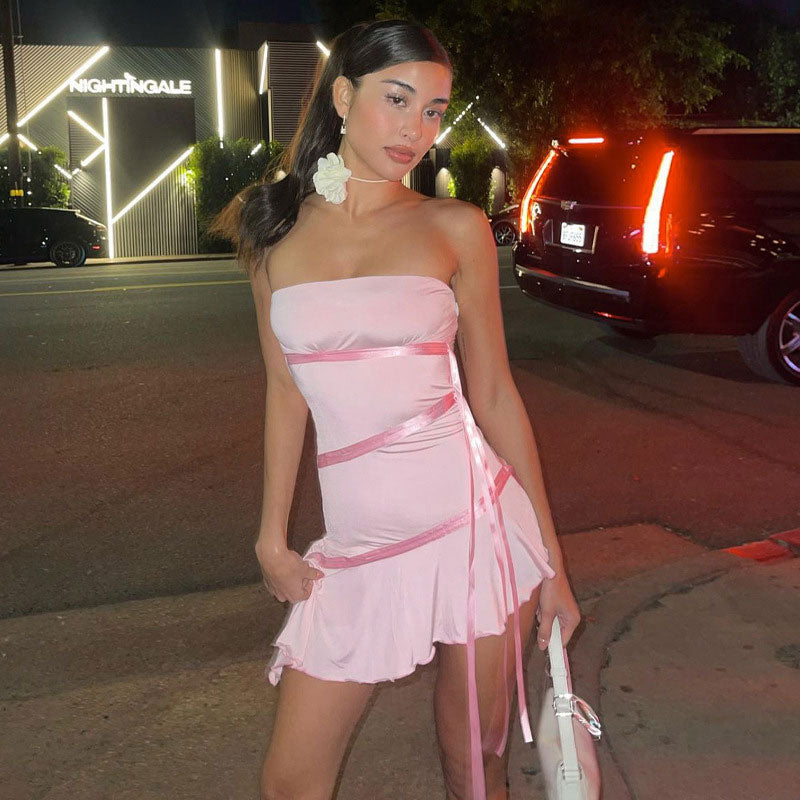 Adorable mini-robe bustier à ourlet volanté avec bordure en ruban de couleur unie - Rose