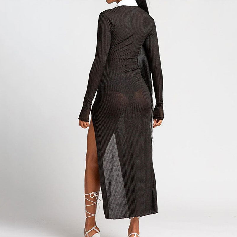 Robe longue asymétrique en maille côtelée transparente à boutons contrastés et fente haute - Noir