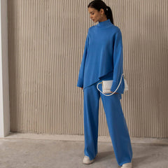 Asymmetrischer Pullover mit hohem Halsausschnitt und Glockenärmeln, passende Hose mit weitem Bein und passendem Set - Königsblau