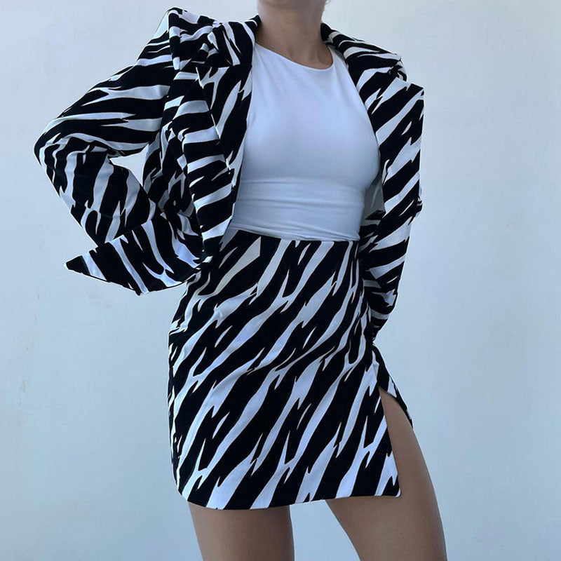 Asymmetrisches Blazer-Set mit Kragen und geteiltem Minirock im Zebra-Print - Schwarz