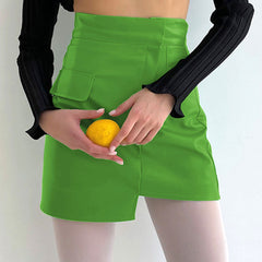 Asymmetrischer Minirock aus veganem Leder mit hoher Taille und Saum - Grün