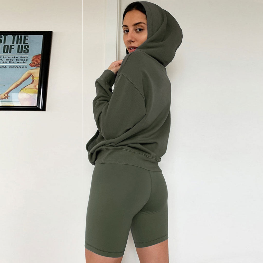 Passendes Set aus sportlichem Kapuzenpullover und Bikershorts - Armeegrün