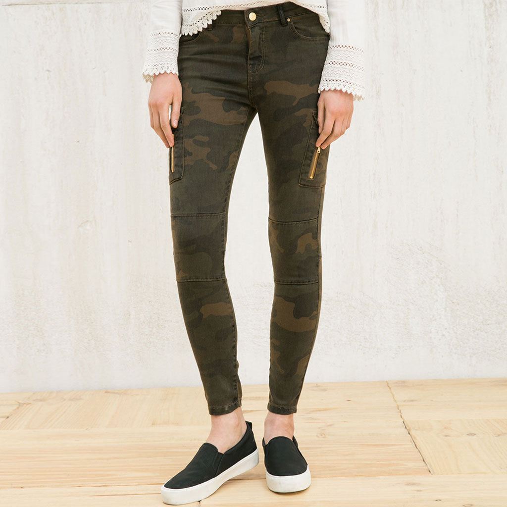 Klassische Skinny Jeans mit aufgesetzten Taschen und mittlerer Taille im Camouflage-Print - Grün